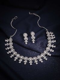 Exquisite silver necklace adorned with AD and white stones