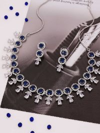 Fashionable silver necklace with white AD