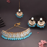 Luxurious Gold Choker with Matching pair of earrings and Maang tikka set