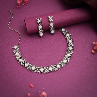 Glamorous Silver Necklace Set with Stunning Gemstone Accents