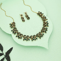 Luxurious Antique Gold Necklace Set with Emerald Green Stones