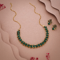 A Touch of Vintage Glamour: Antique Gold Jewelry Set with Green Stones